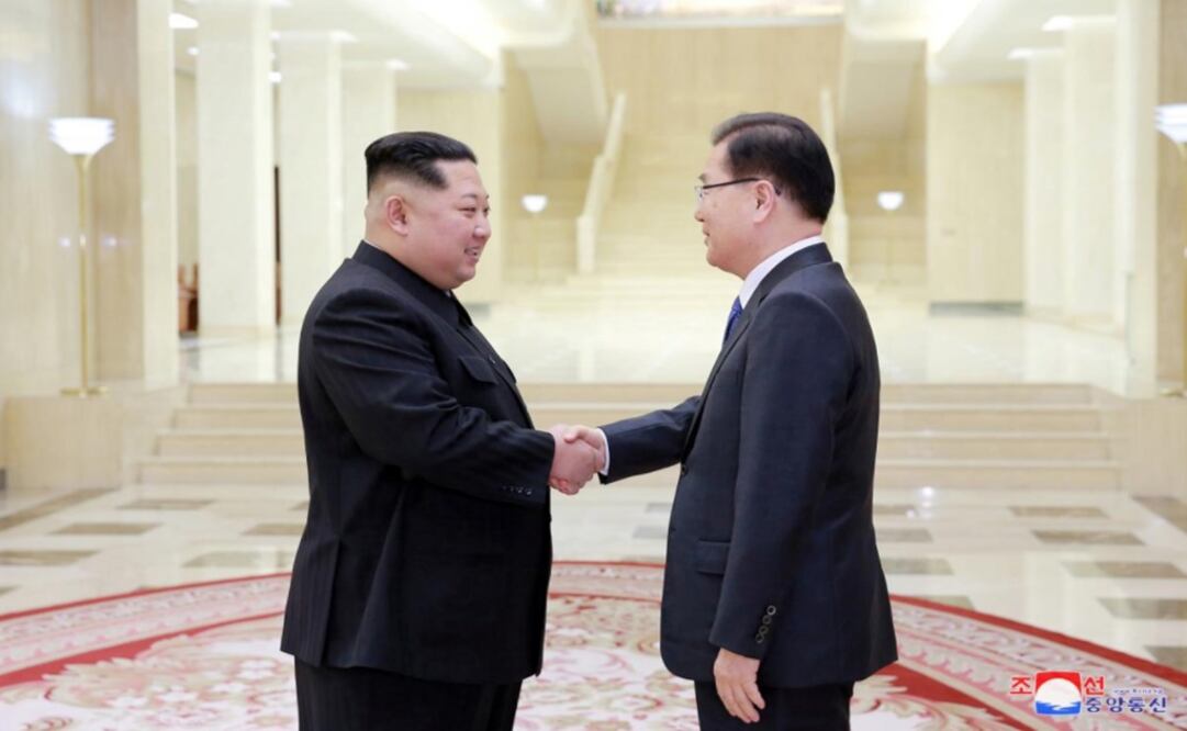 North Korean leader Kim Jong Un shakes hands with Chung Eui-yong who is leading a special delegation of South Korea's President – Photo: KCNA via REUTERS