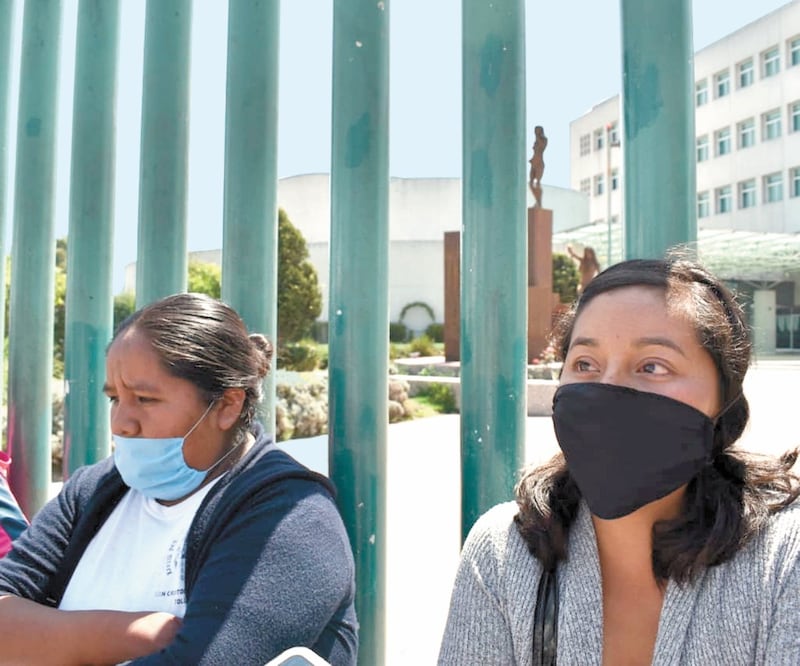 En el Hospital Adolfo López Mateos, en Toluca, María y Elizabeth López cuentan que no pueden violar el cerco de seguridad para preguntar por su enfermo. Foto: Especial
