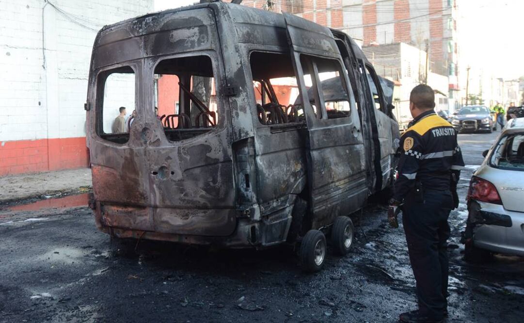 Dos hombres interceptaron una vagoneta de transporte colectivo en la colonia Vallejo. Bajaron al conductor y prendieron fuego a la unidad. Foto: ARMANDO MONROY. CUARTOSCURO