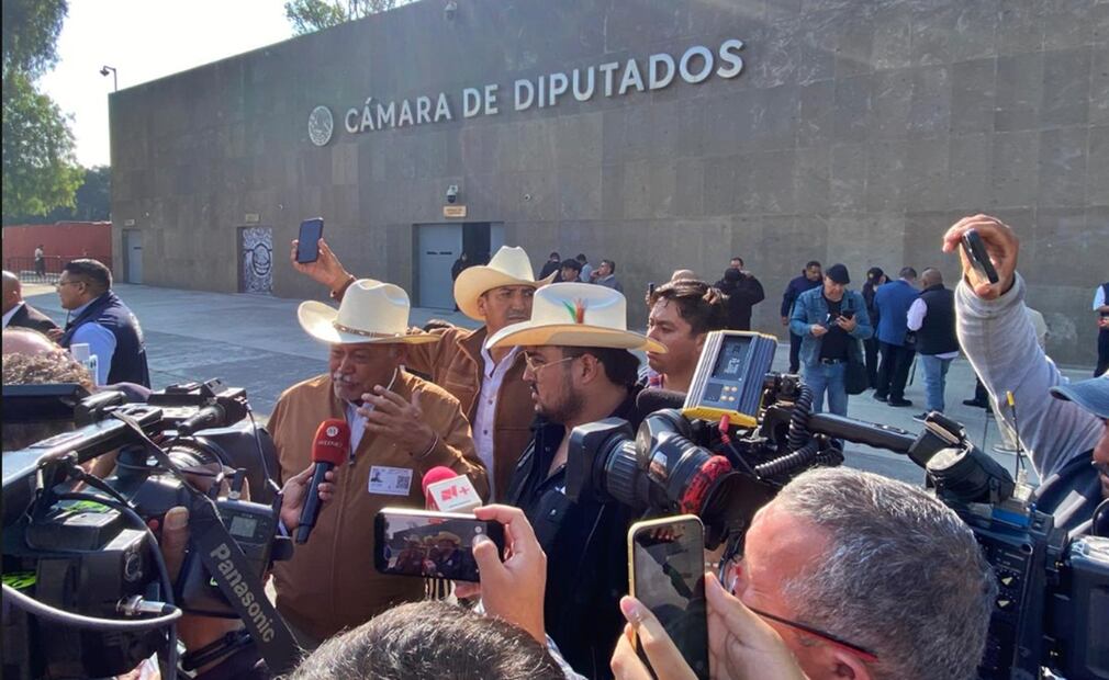 Campesinos bloquean la Cámara de Diputados en protesta por la reforma a la Ley Nacional de Aguas que se debatirá esta mañana en comisiones en la Ciudad de México, el 3 de diciembre de 2025. Foto: Valente Rosas/EL UNIVERSAL