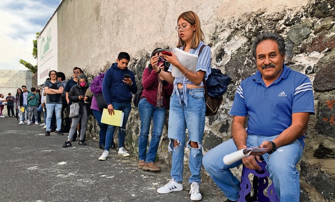 Para hacer más amena y menos pesada la espera, muchos capitalinos llevaron bancos y fueron acompañados; otros escucharon música o socializaron. Foto: Atenea Campuzano / EL UNIVERSAL