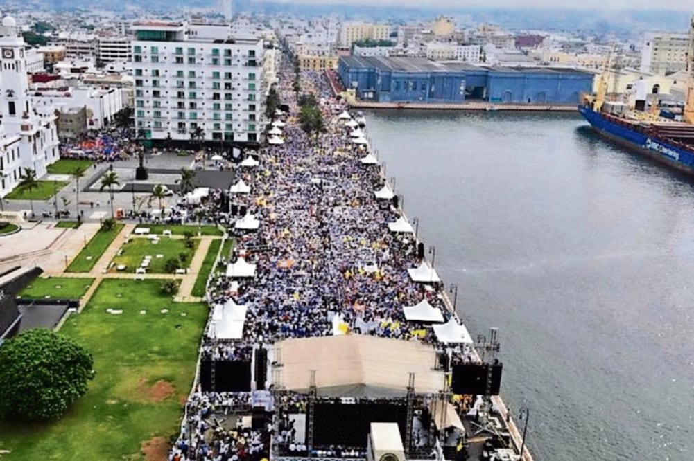 El candidato Miguel Ángel Yunes Márquez aseguró, ante más de 80 mil personas, que será el mejor gobernador en la historia del estado. Expresó que será un mandatario sencillo, que camine por las calles atendiendo y escuchando a la gente (CORTESÍA)