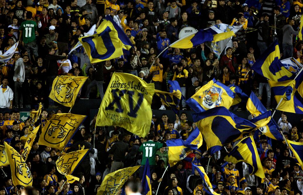 Imago7. Porra de Libres y Lokos durante un juego de Copa MX