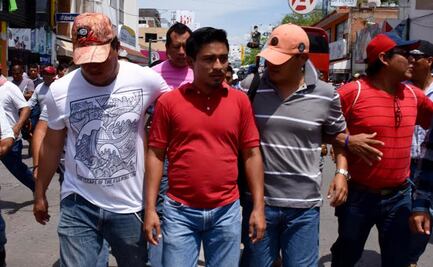 CNTE detiene a presunto policía infiltrado en Chiapas