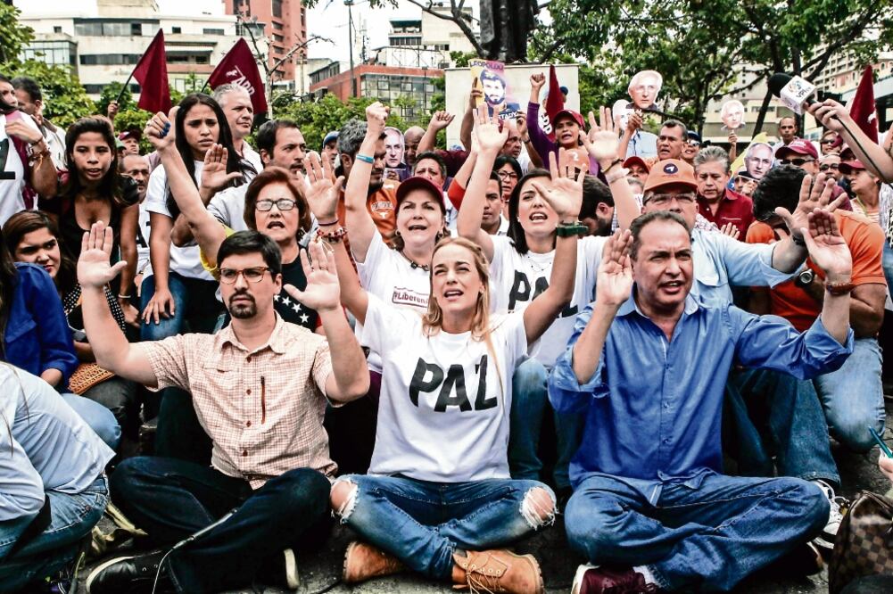 Lilian Tintori (al frente, en el centro), con el diputado venezolano Freddy Guevara (izq.), y otros opositores, durante la protesta del miércoles en Caracas en la que exigieron un referéndum revocatorio del mandato de Nicolás Maduro (CRISTIAN HERNÁNDEZ)