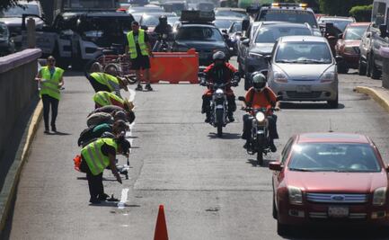 Ciclistas y vecinos pintan ciclovía en bajo puente de Tlalpan; exigen infraestructura segura