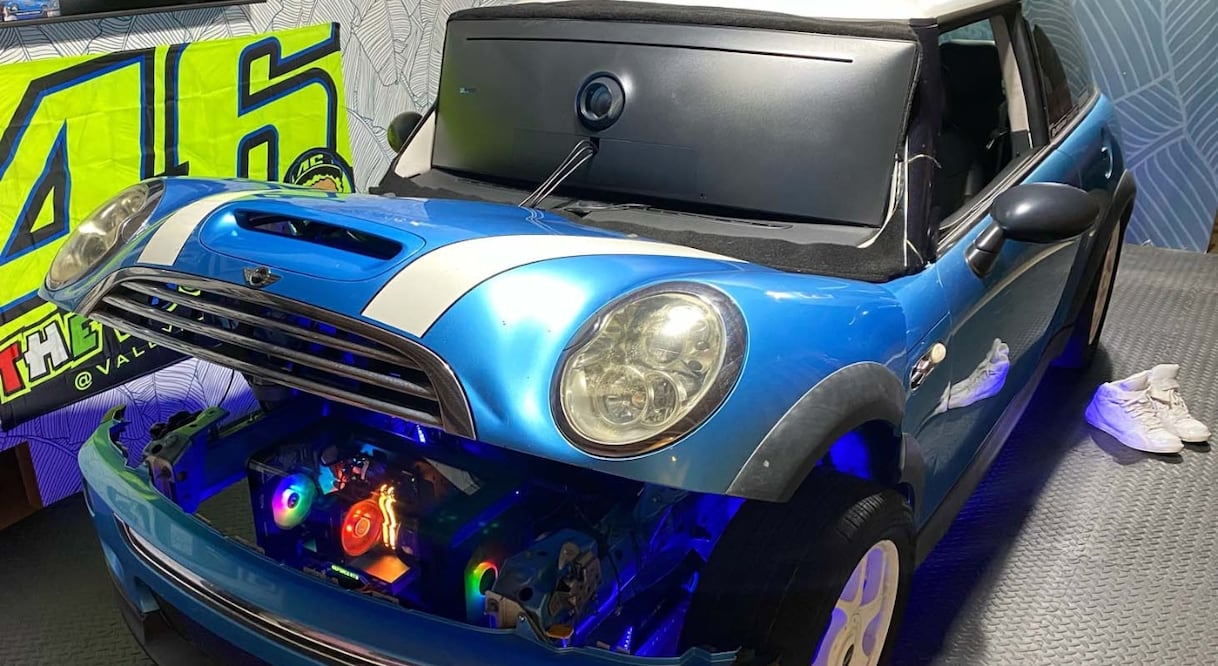 Hombre convierte MINI viejo en simulador para pasar la cuarentena 