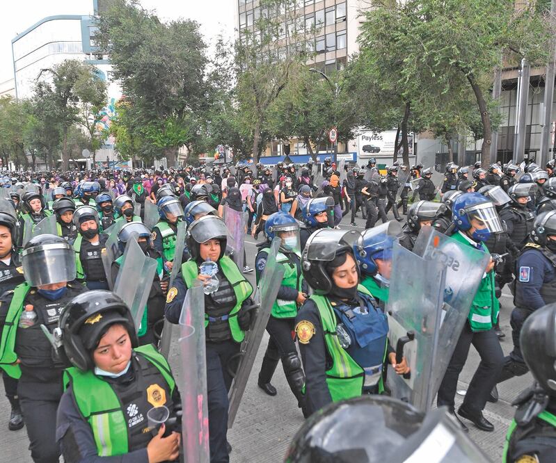 El contingente de mujeres fue seguido por cerca de 500 policías, quienes no respondieron agresiones. Foto: Juan Armando Martínez. El Universal