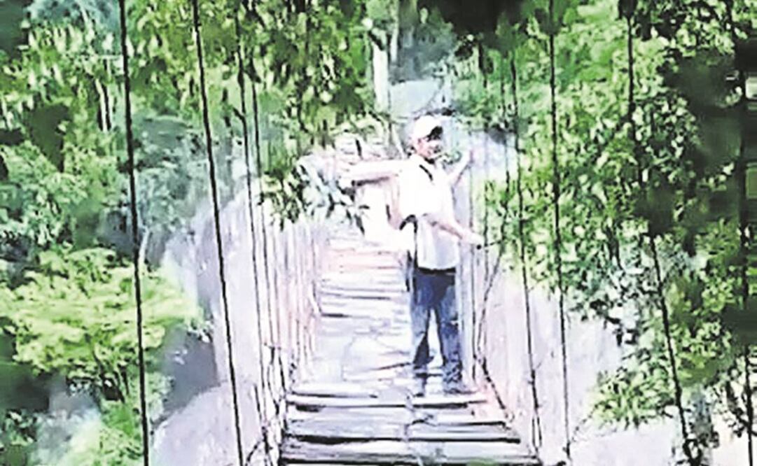 A pesar del riesgo. “Todo sea por una buena democracia”, afirmó quien grabó al hombre que cruzó el peligroso puente en Durango (TOMADA DE FACEBOOK)