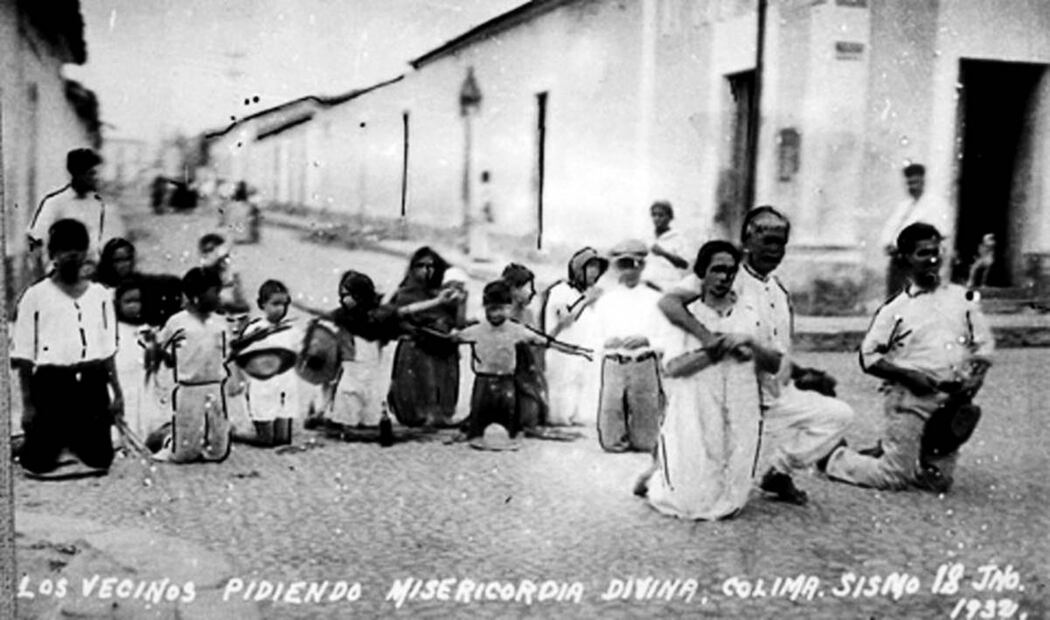 Una de las costumbres más arraigadas entre la población mexicana durante casi todo el siglo XX era ponerse de rodillas y rezar durante un sismo, incluso se cuenta popularmente que la duración de los sismos se medían por oraciones como el padre nuestro. En la imagen se puede observar la práctica de esta costumbre durante una de las réplicas de sismos que sucedieron en Junio de 1932. Foto: Mediateca INAH/ Especial.