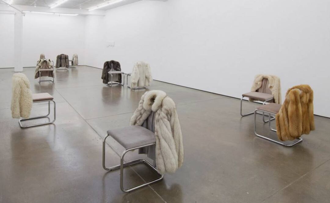 Los abrigos de piel cosidos de Nicole Wermers aluden a una temática diversa como "el estilo de vida, la clase, el consumo y el control". (FOTO tomada de tate.org.uk)