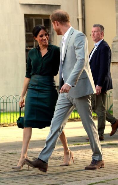 Meghan Markle se luce en cuero y vuelve a fallar con el protocolo