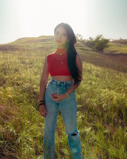 Ángela Aguilar roba suspiros con su mejor look desde Francia