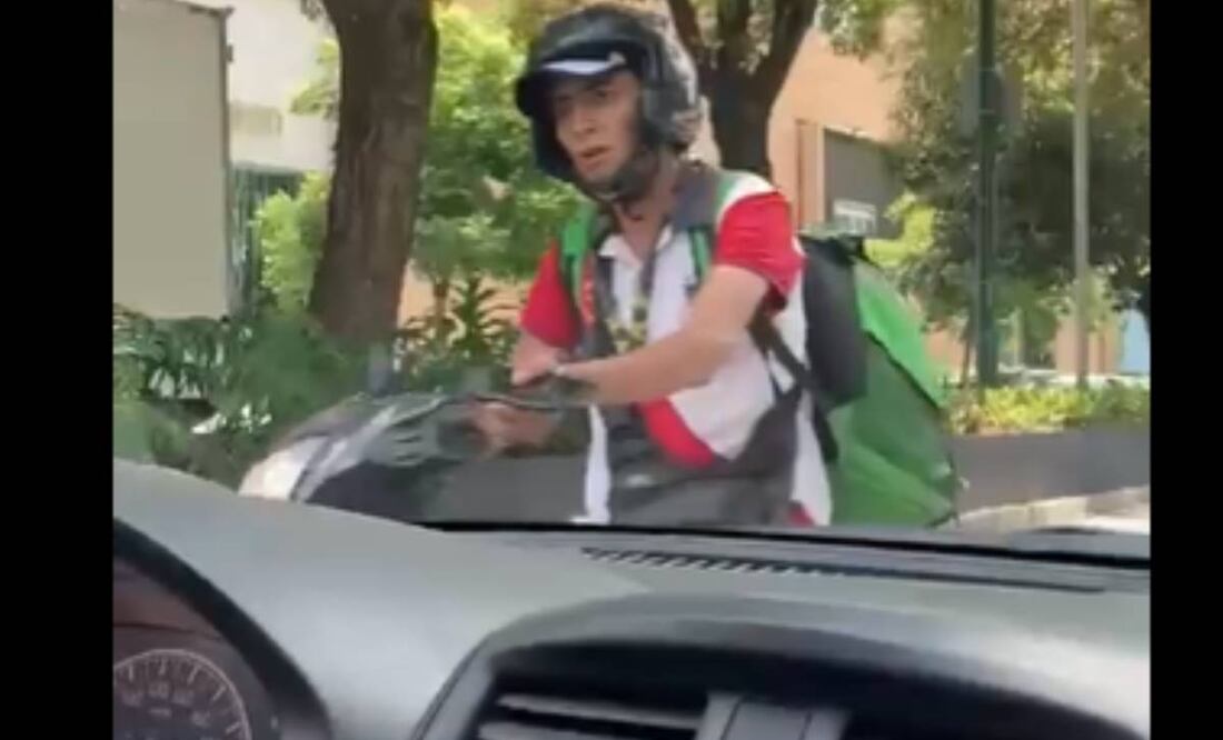 Foto: Captura de pantalla/ Momento en que el repartidor agrede a la mujer en Polanco