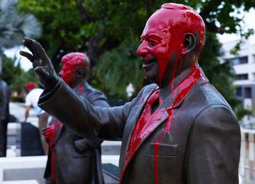 FOTOS: Lanzan pintura sobre estatuas de presidentes de EU en Puerto Rico tras insulto de “isla basura”; detienen a un responsable