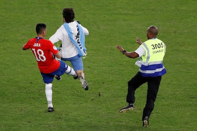 La agresión del futbolista chileno Gonzalo Jara a un aficionado vestido de Gallina
