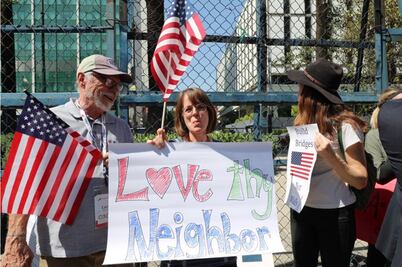 Protestan estadounidenses en embajada de EU en México