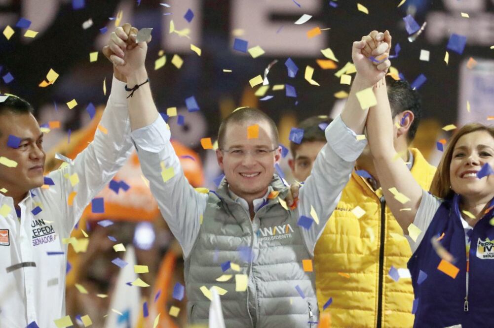 Ricardo Anaya (centro) advirtió en Tlalnepantla que el cambio que necesita el país no es el que ofrece el candidato de Morena, PES y PT, Andrés Manuel López Obrador. (ARIEL OJEDA. EL UNIVERSAL)