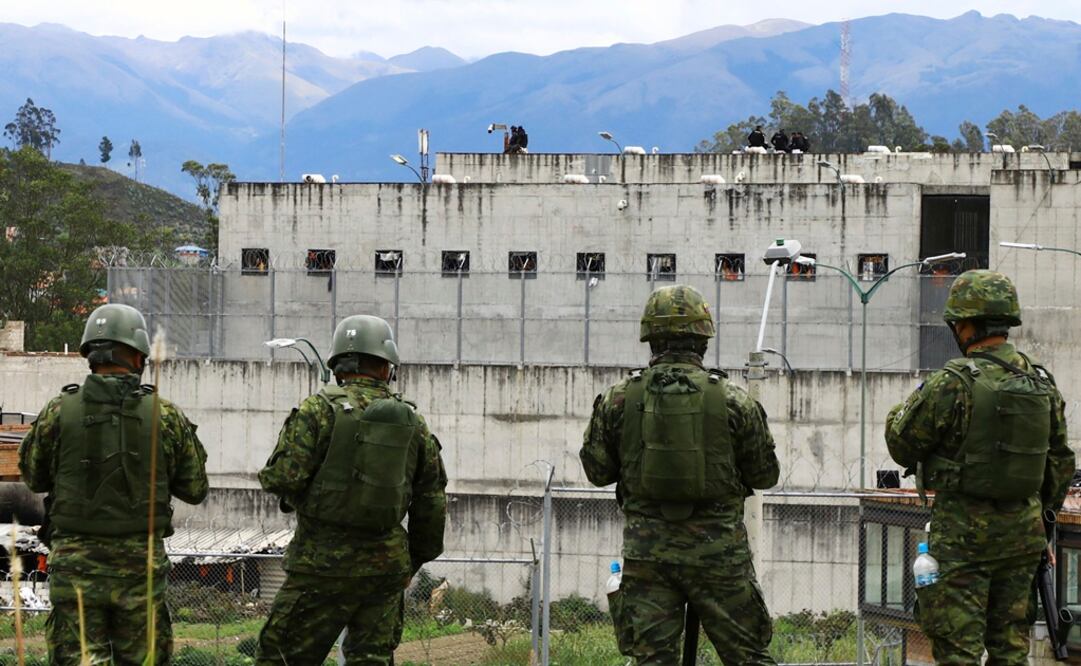 Soldados montan guardia afuera de la prisión de Turi después de un motín mortal en una prisión en Cuenca, Ecuador.  Foto: AP 