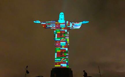 Cristo Redentor se ilumina con las banderas del mundo por coronavirus