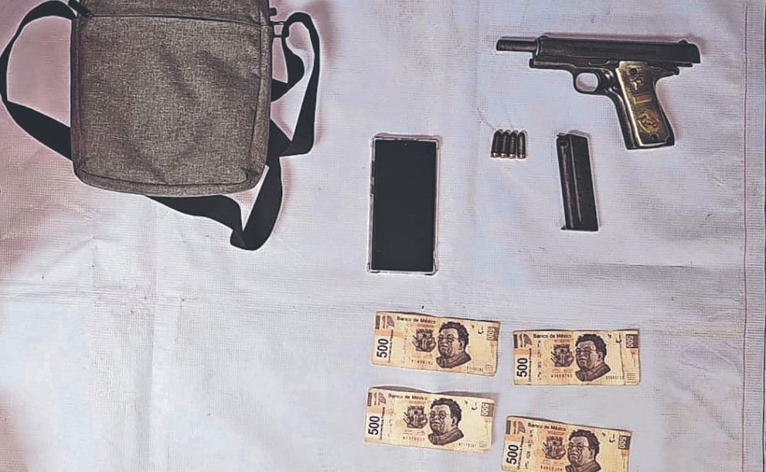 A los detenidos se les aseguró un arma y dinero en efectivo. Foto: Especial