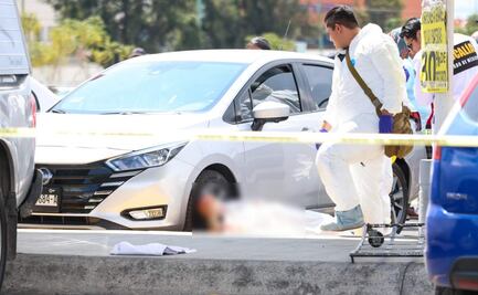 Ejecutan a dos hombres en estacionamiento de supermercado en Chalco; los agresores escaparon