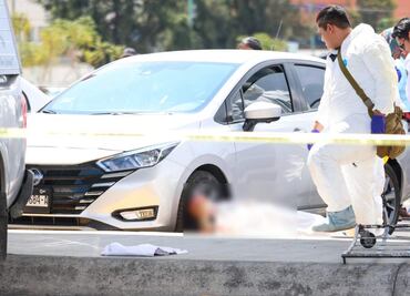 Ejecutan a dos hombres en estacionamiento de supermercado en Chalco; los agresores escaparon