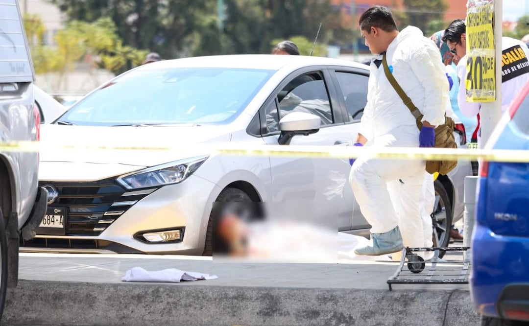 Las víctimas fueron ejecutadas en el estacionamiento de un supermercado dentro de la plaza comercial Paseos Chalco, Edomex (21/02/2025). Foto: Axel Sánchez / EL UNIVERSAL
