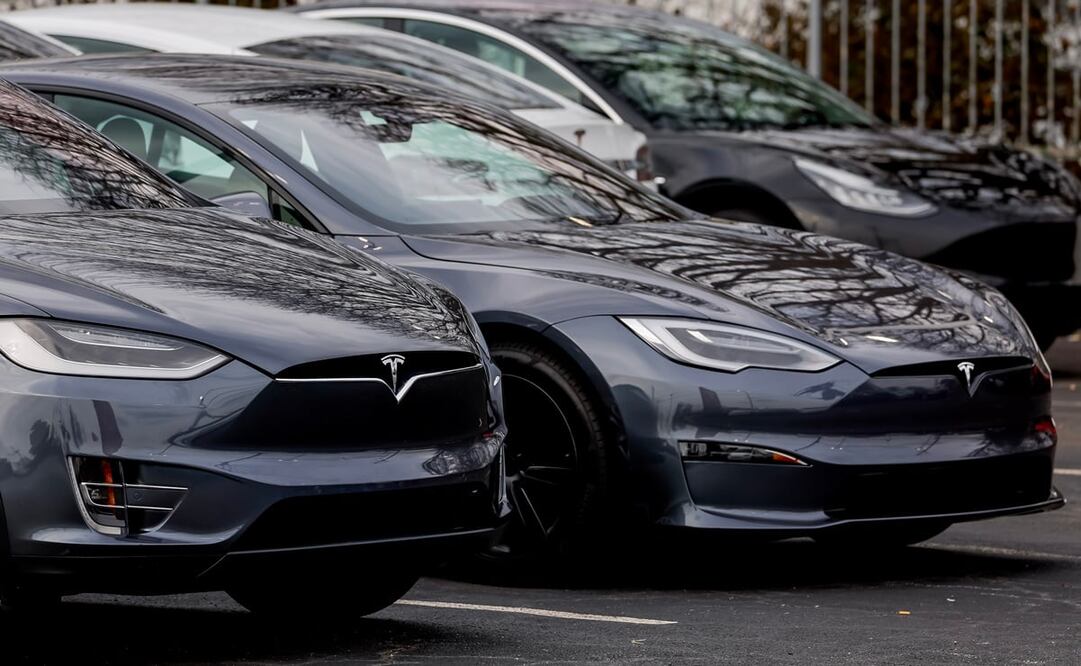 Vehículos estacionados en un concesionario de automóviles Tesla en Decatur, Georgia, Estados Unidos. Foto: EFE