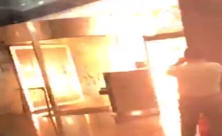 Captan en video explosión de petardo durante protestas de normalistas en la FGR