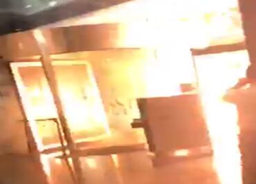 Captan en video explosión de petardo durante protestas de normalistas en la FGR