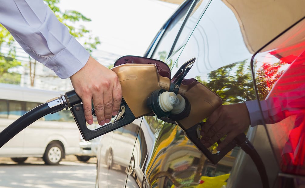 Recuerda llenar el tanque de tu auto con la gasolina correcta para aprovecharla mejor. Foto: Freepik