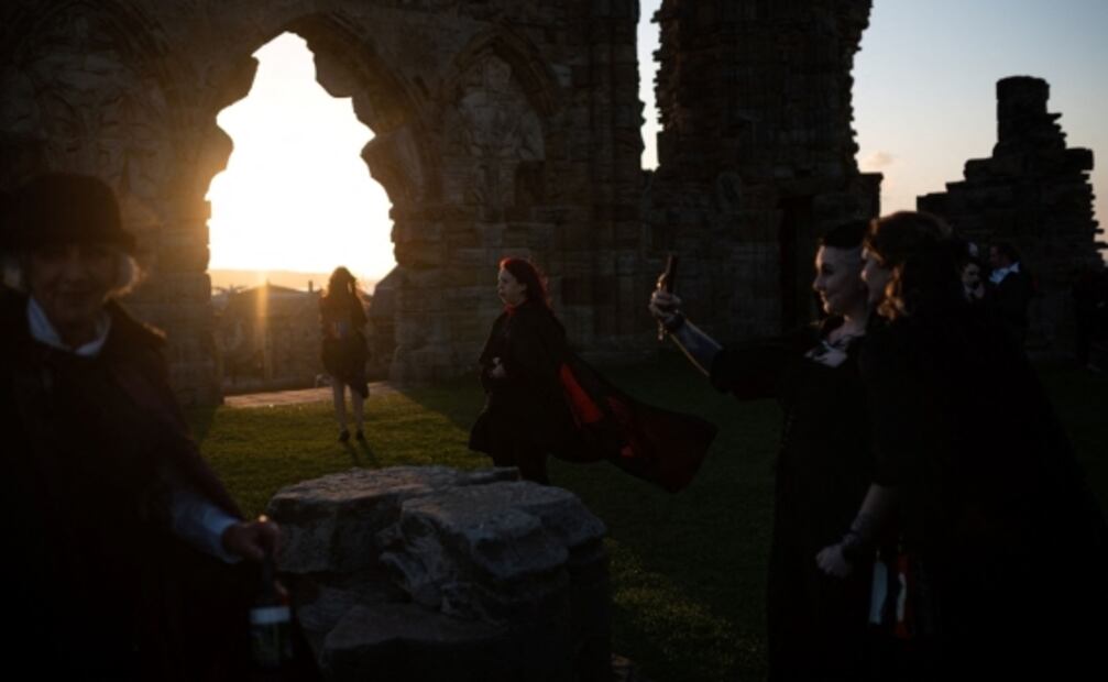 La novela "Drácula" convoca a cientos de personas a vestirse de vampiros y ¡rompen récord!
