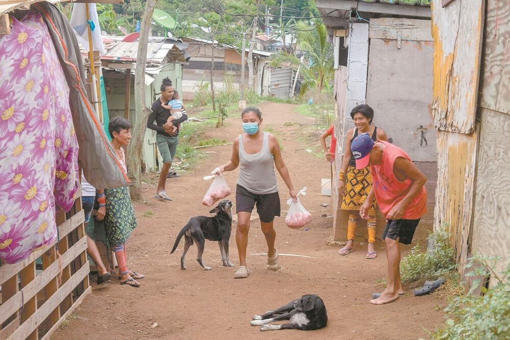 Indígenas de la etnia guna, en Panamá. Ayer recibieron donaciones que les dieron pescadores. En la nación hay 146 fallecidos y más de 5 mil contagios por el coronavirus. Foto: LUIS ACOSTA. AFP