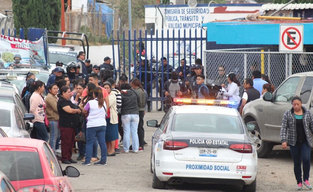 Familiares de los policías de San Martín Texmelucan preguntan por los elementos que van llegando son anotados en una lista e ingresados a la comisaría de seguridad del municipio . (FOTO: Omar Contreras. EL UNIVERSAL)