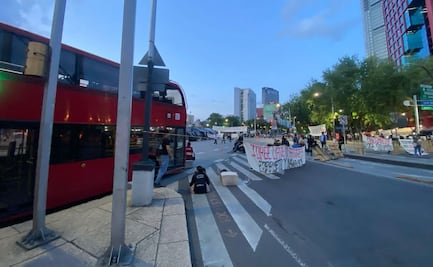 Se cumplen 40 horas del bloqueo de Normalistas en Reforma e Insurgentes; exigen justicia por estudiante asesinado