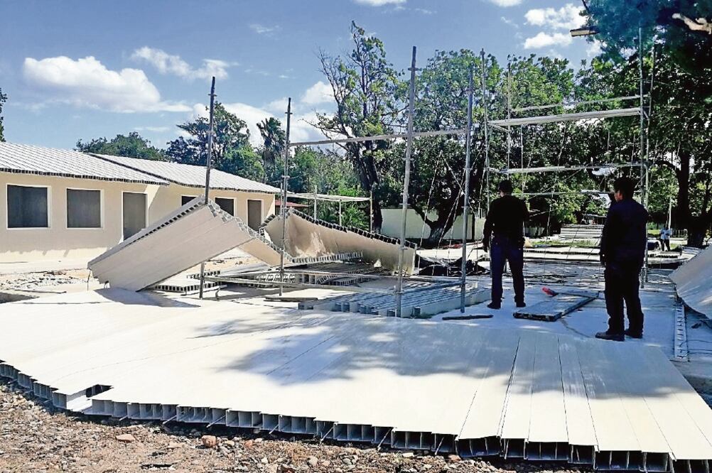 Cuatro salones de la secundaria de Ixtaltepec se vinieron abajo debido al efecto norte; el ex presidente del Colegio de Arquitectos, Lázaro García, dijo que el gobierno del estado no tomó en cuenta las condiciones climáticas del Istmo (CORTESÍA)