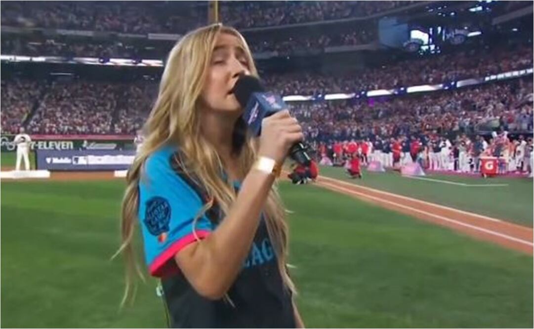 Ingrid Andress entonó el Himno de EU previo al Home Run Derby. FOTO: ESPECIAL
