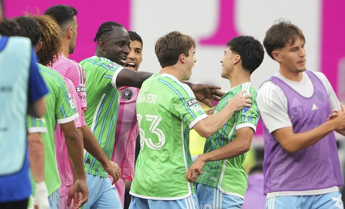 Obed Vargas recibió un puñetazo por parte de Sergio Busquets / Foto: AP