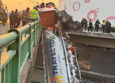 Tractocamión vuelca en puente vehicular de alcaldía Azcapotzalco; no se reportan lesionados