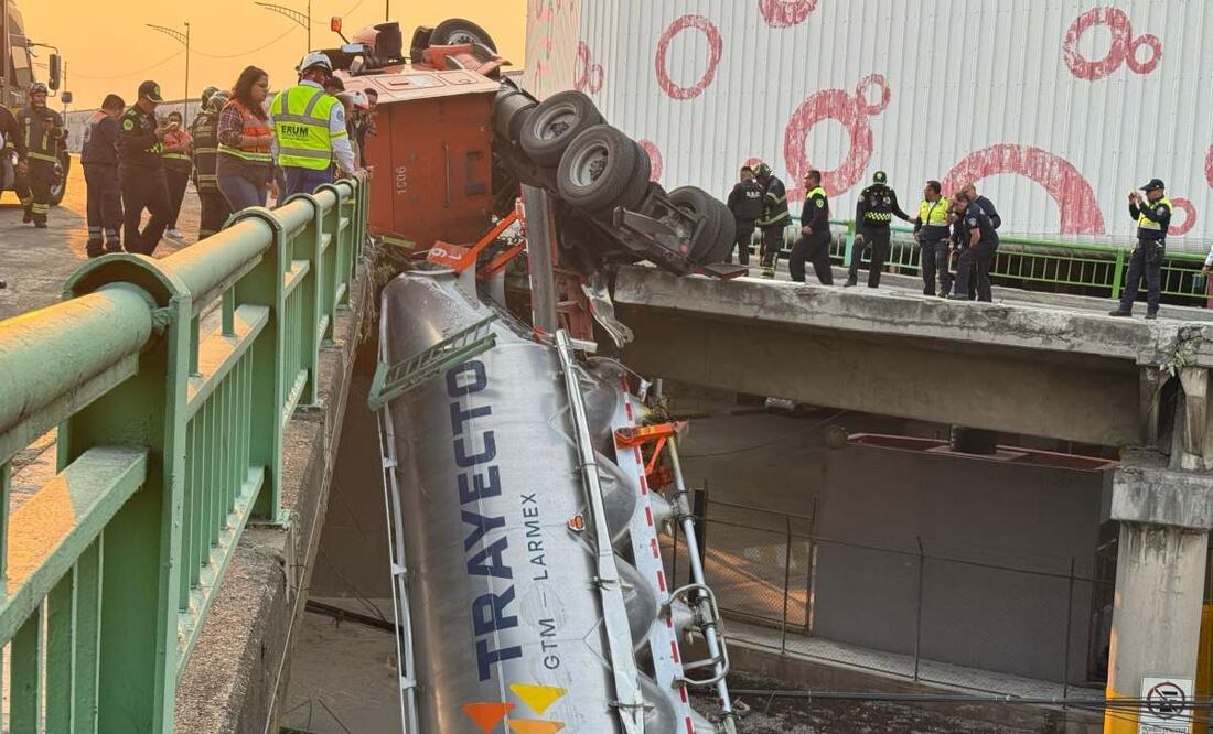 Un tractocamión volcó en un puente vehicular de la alcaldía Azcapotzalco (17/04/2025). Foto: Especial