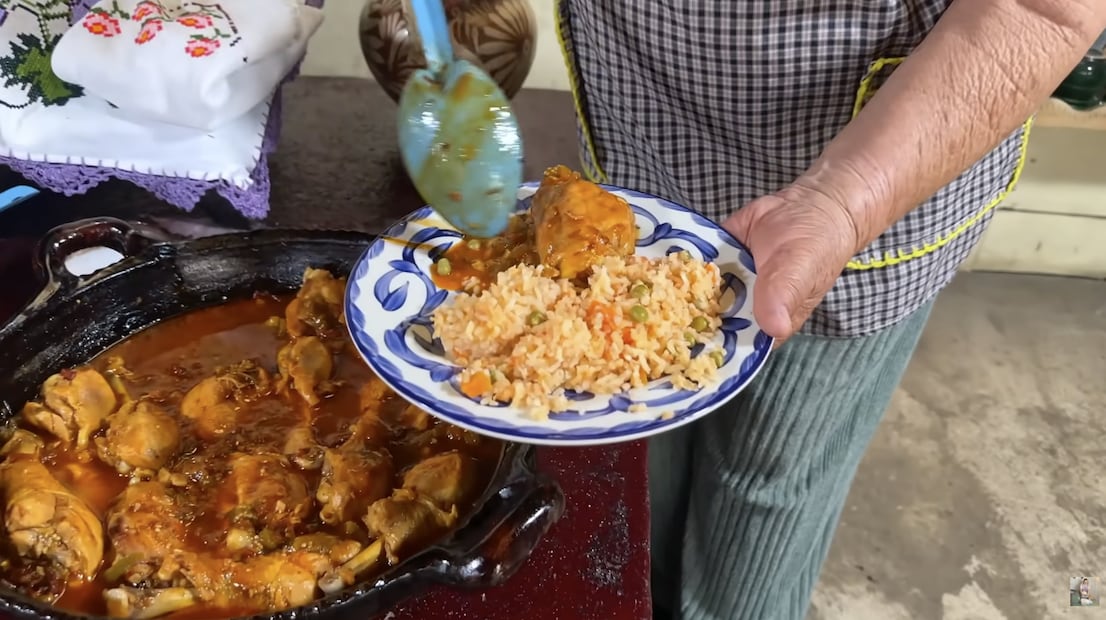 El pollo al albañil es un platillo que satisface el apetito con pocos ingredientes. Foto: Captura de pantalla / YouTube "De mi Rancho a Tu Cocina"