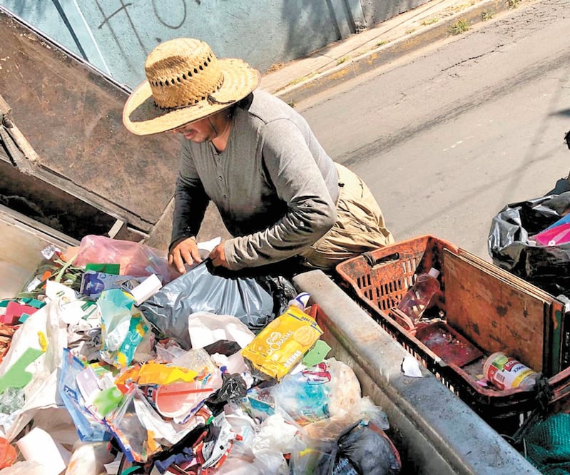 Rodolfo Evodio y sus compañeros trabajan recolectando basura en la alcaldía Azcapotzalco. Piden a los ciudadanos separar los desechos y no utilizar bolsas de plástico, lo que les facilitaría su labor. FOTOS: ESPECIALES