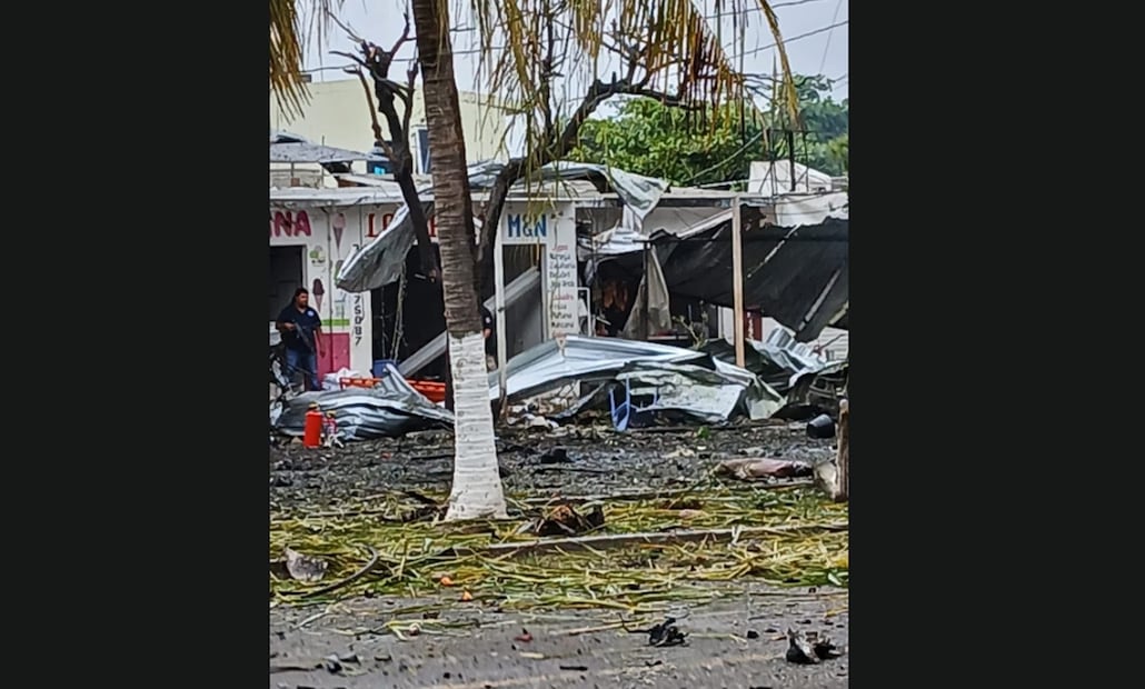 Un vehículo con explosivos estalló afuera de la comandancia de la Policía Comunitaria de Coahuayana, Michoacán. Foto: especial