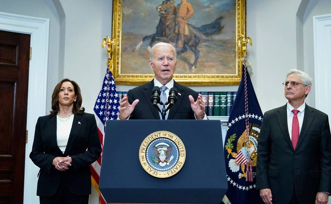 El presidente Joe Biden habla desde la Sala Roosevelt de la Casa Blanca mientras la vicepresidenta Kamala Harris y el fiscal general Merrick Garland observan. Foto: AFP