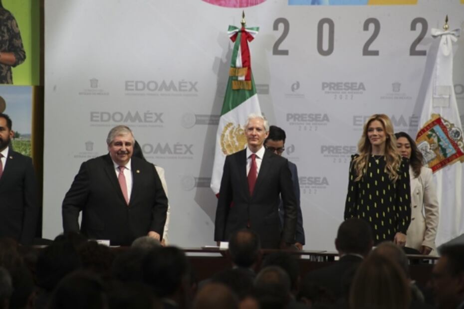 Alfredo del Mazo entrega Presea Estado de México a 15 líderes; entre ellos, Tenoch Huerta