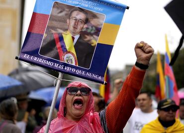 FOTOS: Miles marchan en apoyo al expresidente colombiano, Álvaro Uribe; se enfrentan simpatizantes y detractores