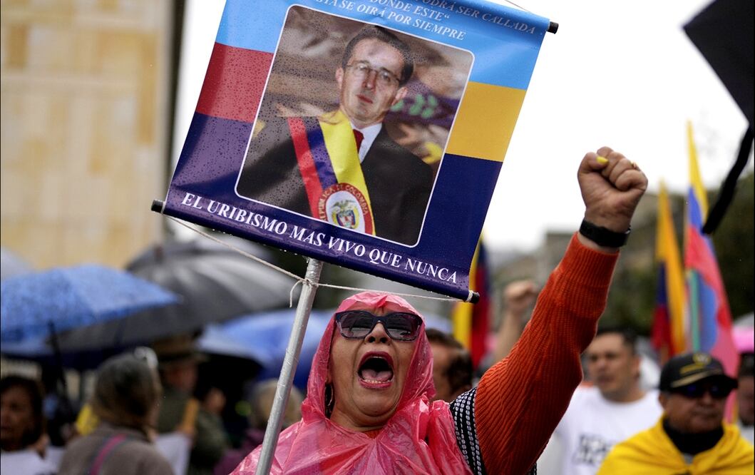 Una mujer muestra su apoyo al expresidente colombiano, Álvaro Uribe Vélez, en Bogotá, Colombia, el jueves 7 de agosto de 2025. Foto: AP