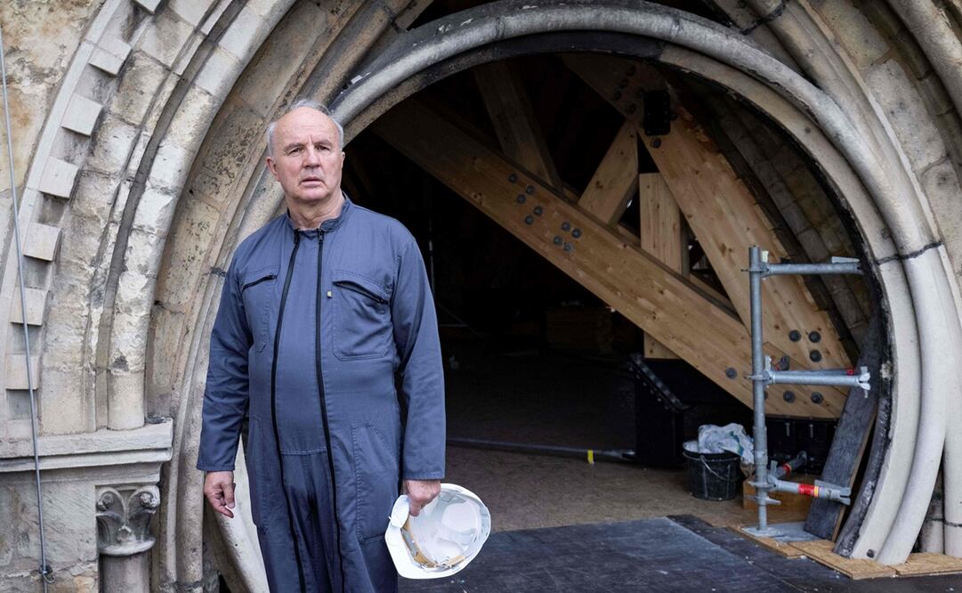 Jean-Louis Georgelin, un general que dirige los esfuerzos de restauración de la catedral de Notre-Dame de París, en 2021, durante una visita al monumento devastado hace años por un incendio.  Foto: AFP