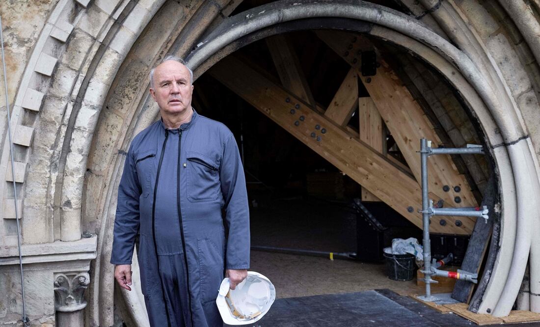 Jean-Louis Georgelin, un general que dirige los esfuerzos de restauración de la catedral de Notre-Dame de París, en 2021, durante una visita al monumento devastado hace años por un incendio. Foto: AFP
